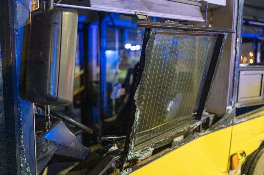 Tramwaj nr 10 wjechał w bok autobusu nr 107. Cztery osoby są lekko ranne